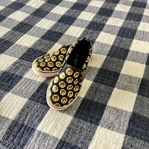 Buc-ee’s Shoes Size 10-3 or 4 year old.